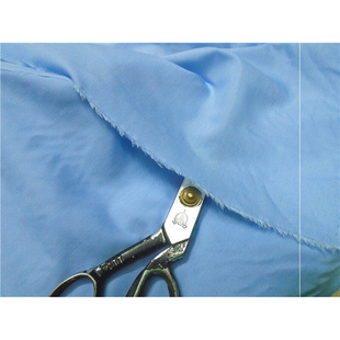 高档的确良凉白色底蓝色条纹涤棉布料服装面料衬衫裙子制衣床品料