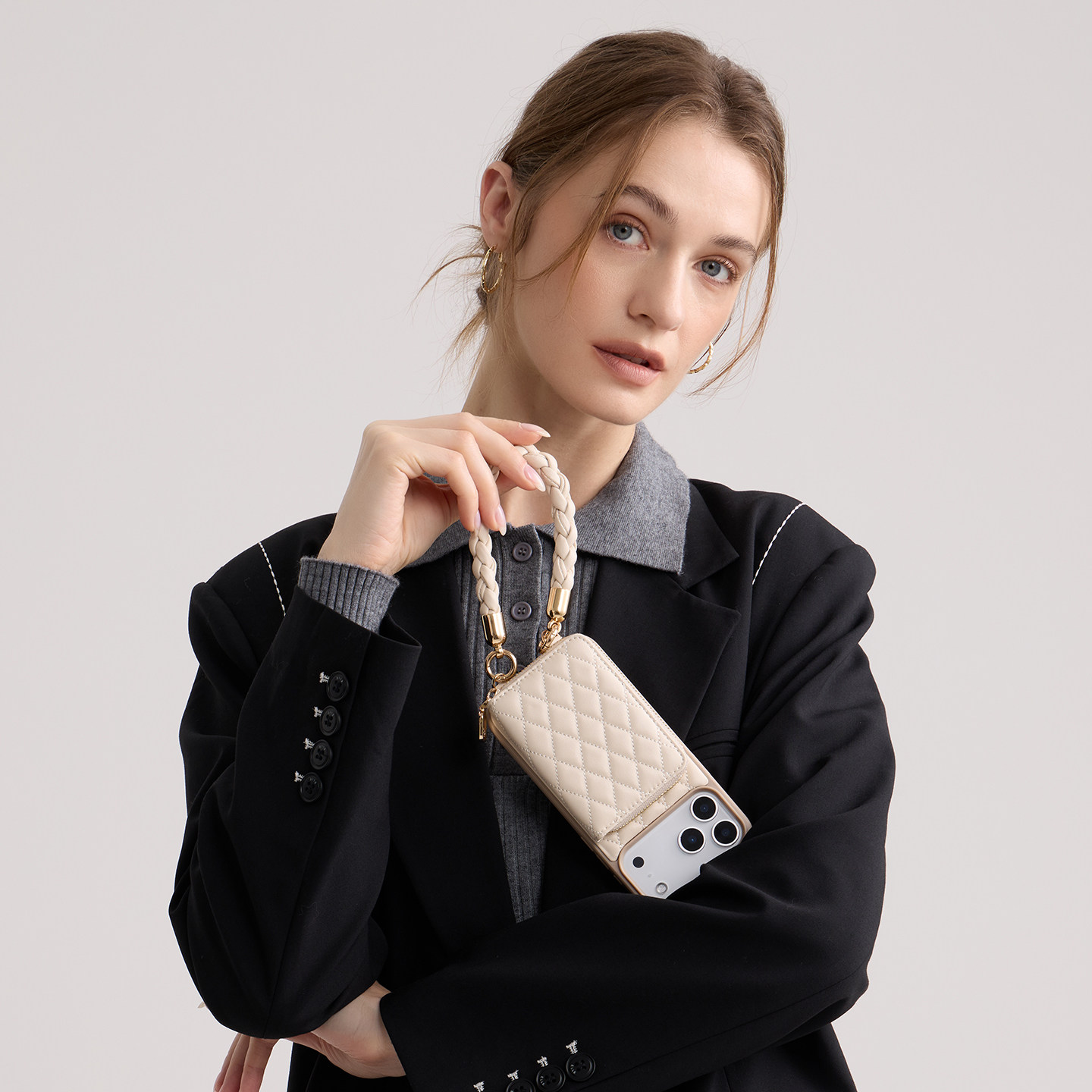 CUSTYPE官方适用苹果17promax小香风手工编制手腕带iphone16pro手机壳手提保护套卡包指环支架防摔高级零钱包