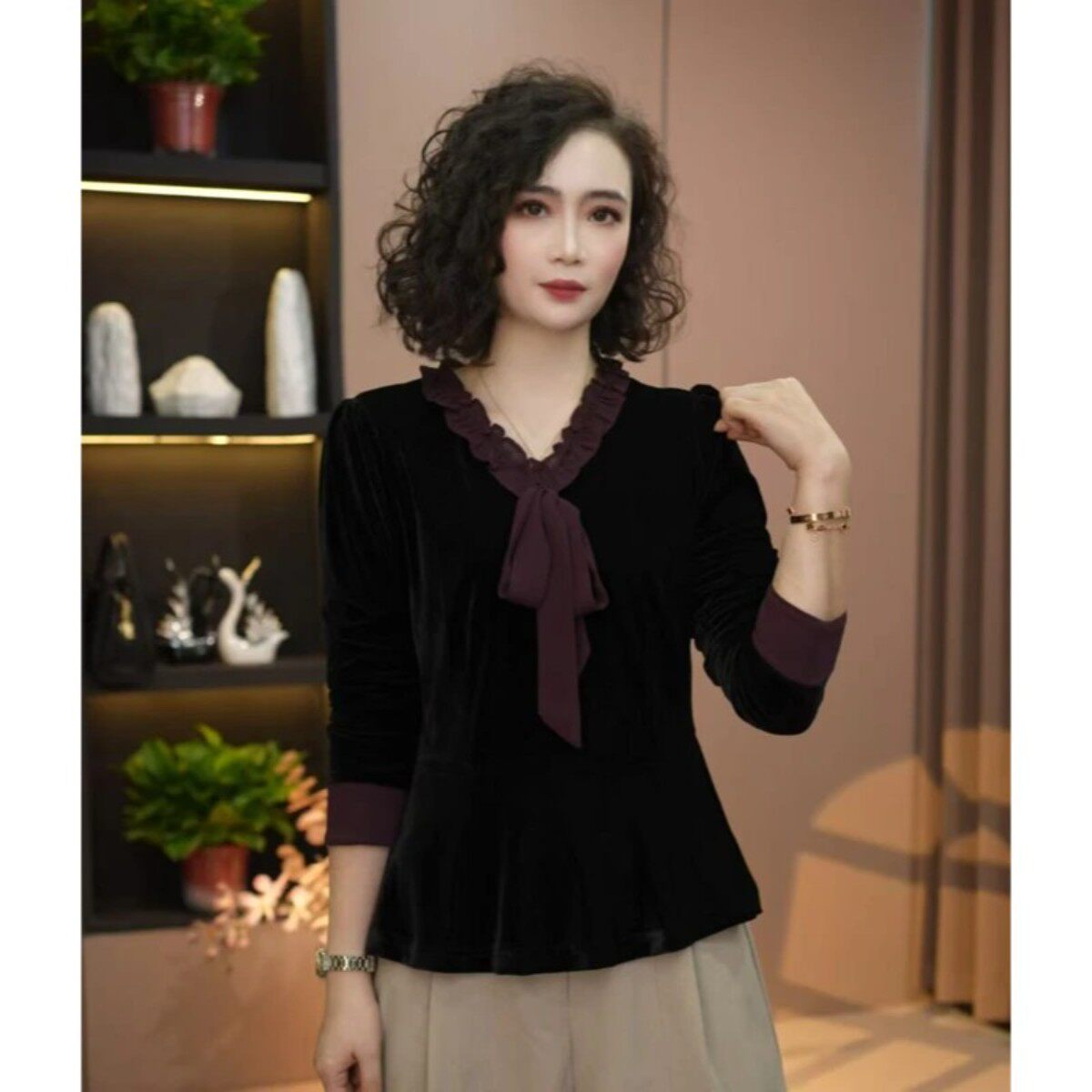 乐艳服装商行秋季新款时尚洋气减龄显瘦百搭V领系带长袖女款上衣