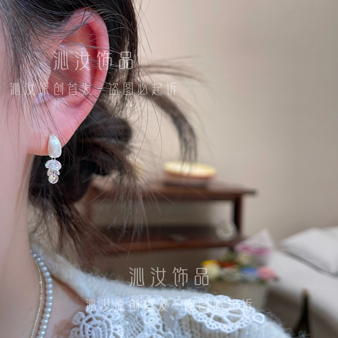沁汝饰品QR374银色拉丝简约锆石流苏耳钉百搭高级气质饰品高级感图片
