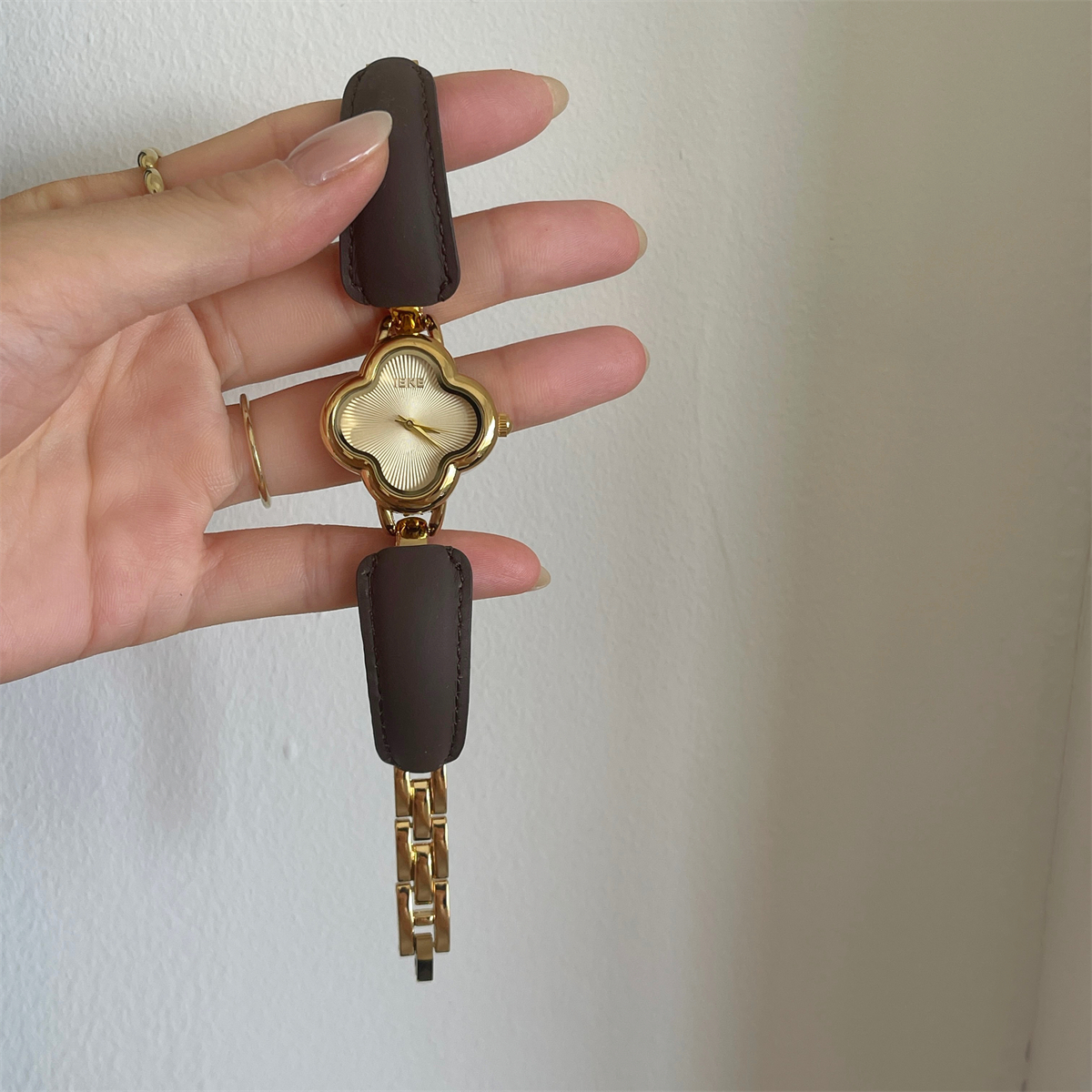 四叶草皮带手镯手表女款