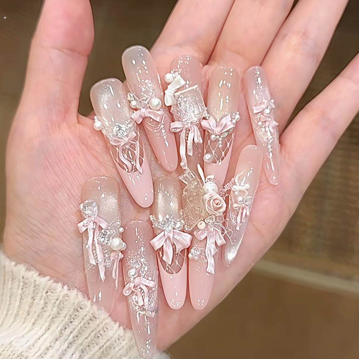 少女风穿戴甲主打粉色系搭配蝴蝶结珍珠等立体装饰仙气满满