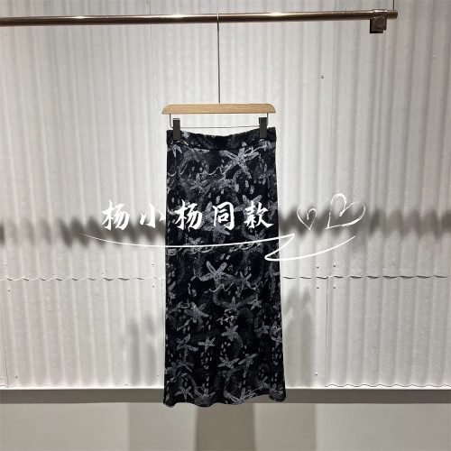 衣播商场女装复古港风显瘦包臀裙印花半身裙BDS3BD4822跃过荆棘林