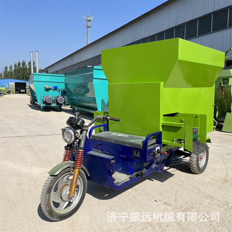 青贮饲料撒料车牛羊自动喂料车电动三轮发料车牧草草粉投料机