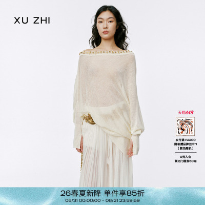 XU ZHI2026春季新品钉珠饰边亚麻混纺斜肩宽松针织上衣