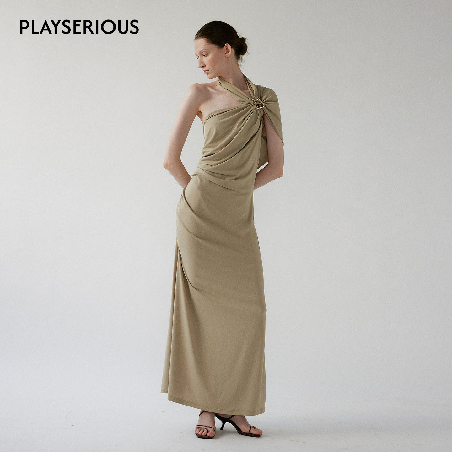 NONETONE 2026春季新款单肩扭结褶裥连衣裙女卡其绿人棉混纺长裙
