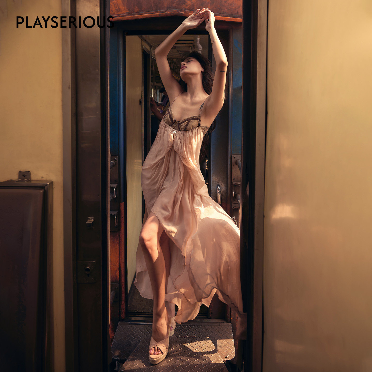 【方圆同款】MIN PURA 26新款不规则珍珠缀饰真丝肌理胸衣连衣裙图片