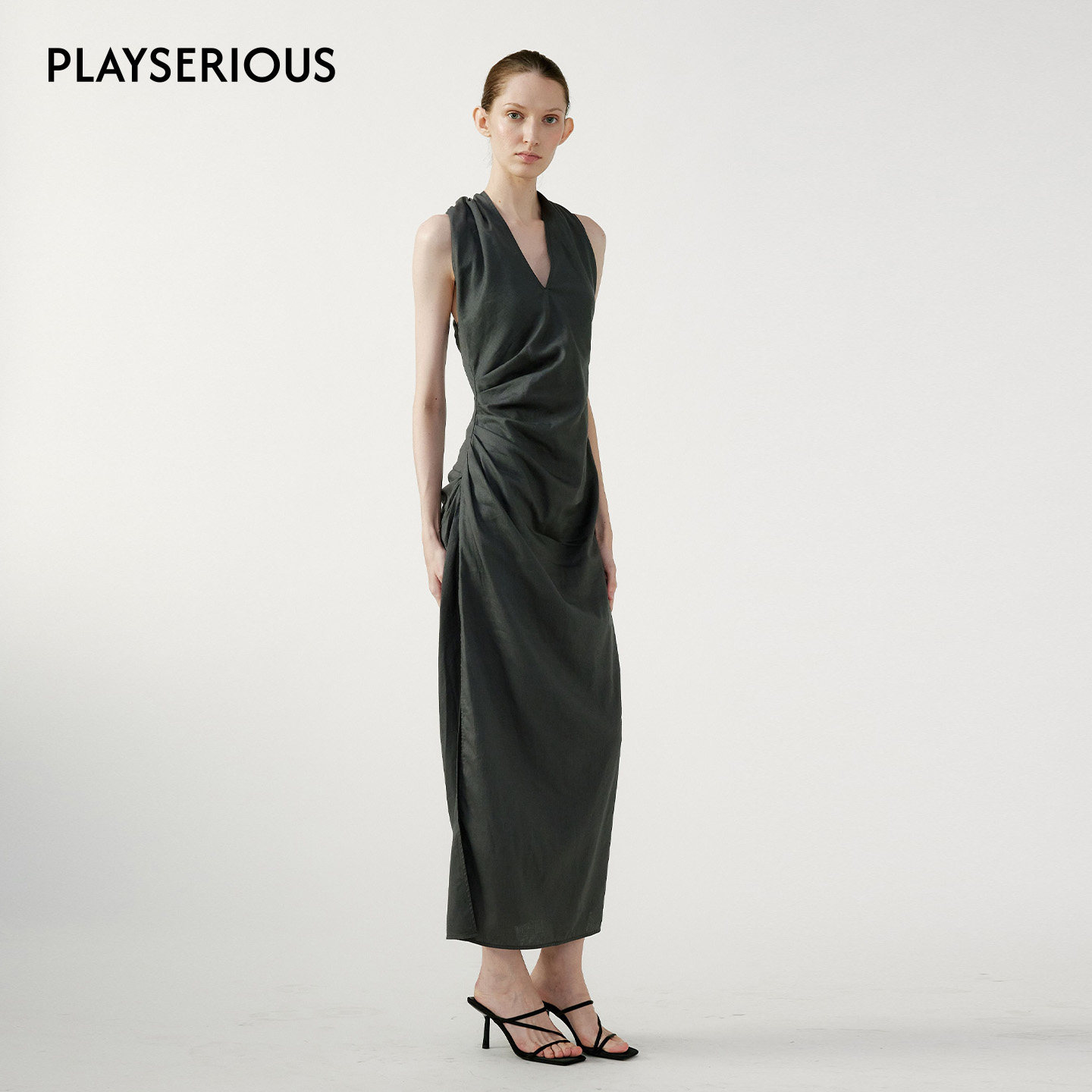 NONETONE 2026春季新款褶裥收腰深V扭褶金属扣连衣裙女碳灰色长裙