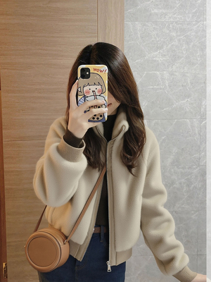 独特漂亮的初冬浅咖色毛茸茸加绒加厚小香风短款羊羔绒外套女冬季