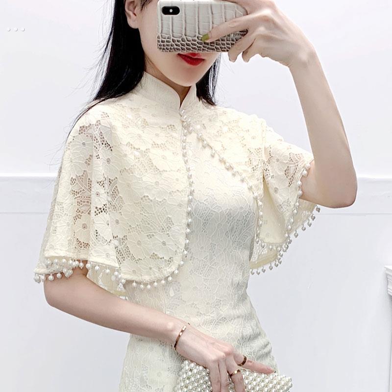 旗袍披肩搭配夏季高贵典雅的披肩网眼上衣，搭配短裙和小肩带，时