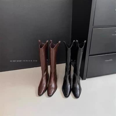 香港小众时尚尖头长靴女秋冬2024新款覆古V口粗跟中筒长筒骑行靴