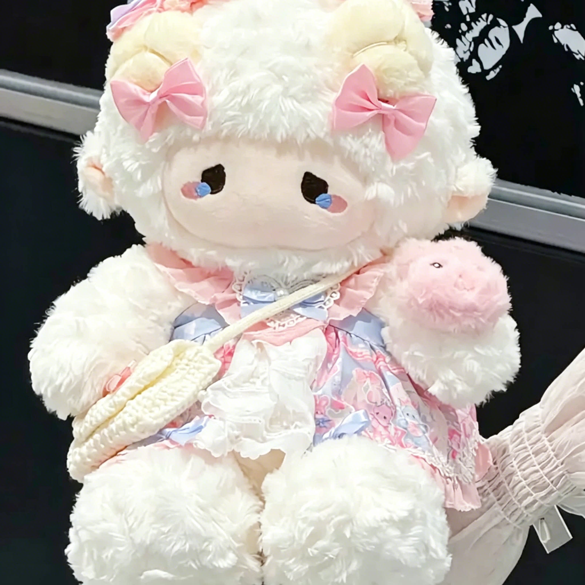 抖音热门同款泡芙小羊毛绒玩具公仔可爱穿裙子小羊玩偶床上陪睡娃