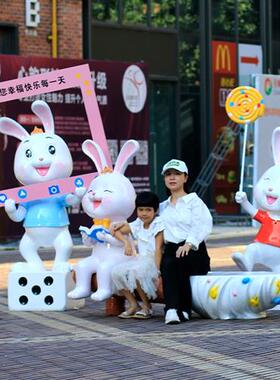 户外卡通兔子玻璃钢雕塑动物座椅幼儿园拍照打卡商场布置装饰摆件