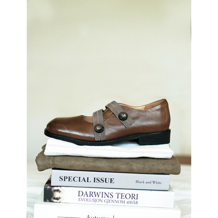 敦绿岛·纽扣小札｜Button card 复古粗跟小皮鞋玛丽珍