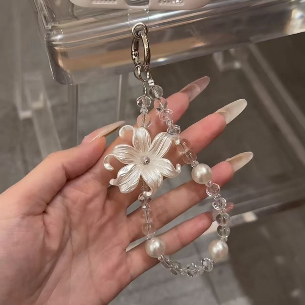金洋壳珍珠百合花手机链新品上新