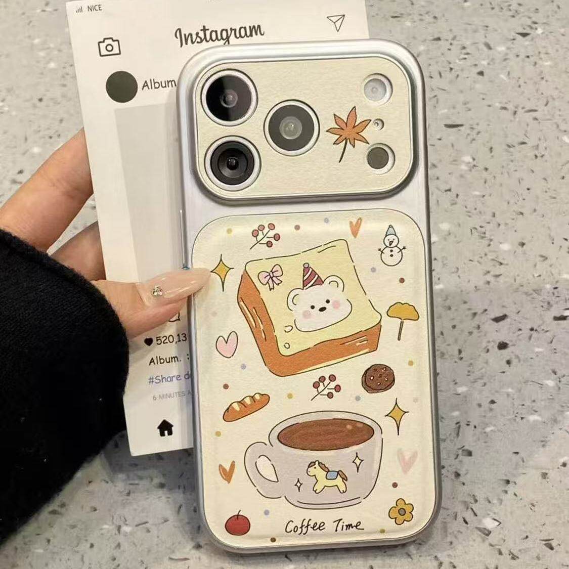 咖啡面包适用苹果17手机壳新款iPhone16镜头全包保护套高级感卡通ip15promax防摔壳可爱小羊皮女款14/13/12