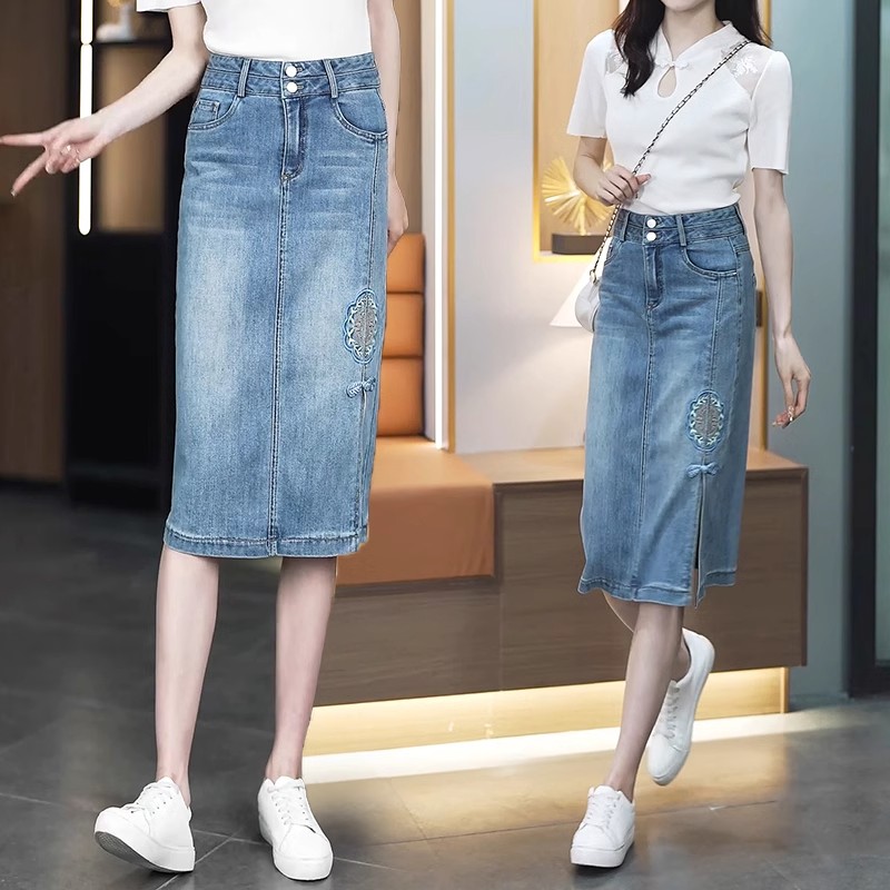 牛仔半身裙女中长款2025新款高腰a字半裙后开叉刺绣国风浅色裙子