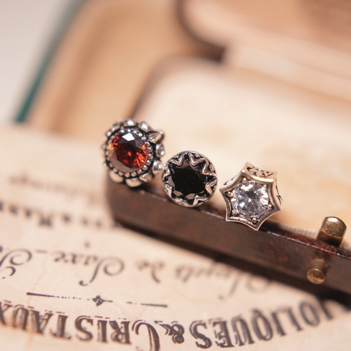 复古925纯银镶嵌黑红色锆石钻个性圆形耳钉嘻哈男女朋克耳饰,饰品/流行首饰/时尚饰品新,银饰耳饰,淘宝优惠券,粉丝福利购,淘宝优惠卷