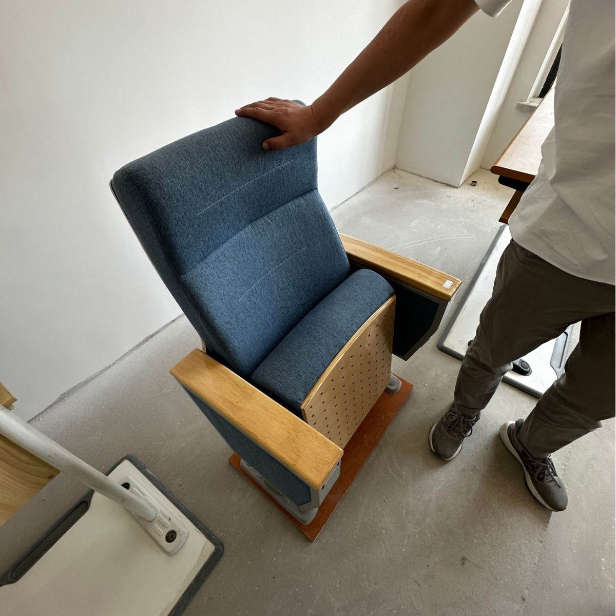 礼堂椅木板折叠排椅剧院椅阶梯教室会议室报告厅演播厅教堂椅厂家