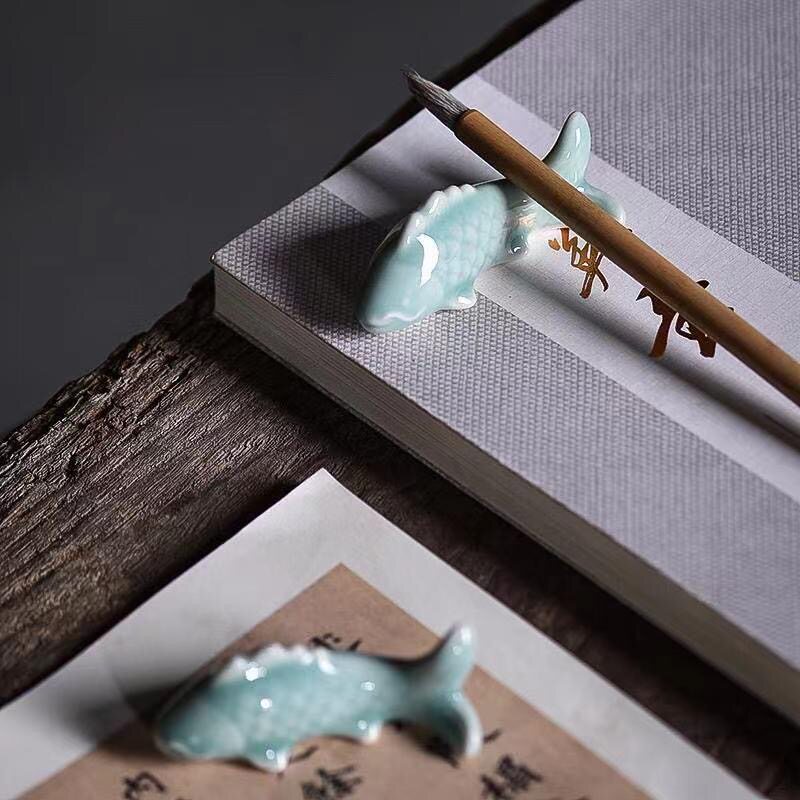 锦鲤造型青瓷陶瓷笔搁两用置物托架平稳放置筷子化妆眼线笔架摆件