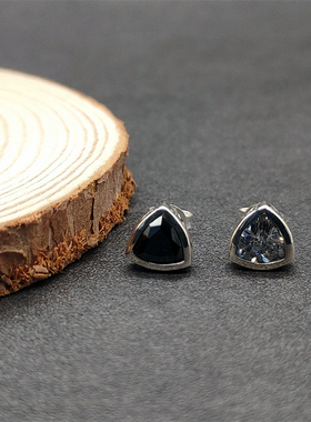Musa Singing男士复古925纯银三角盾形镶大颗粒锆石潮人休闲耳钉