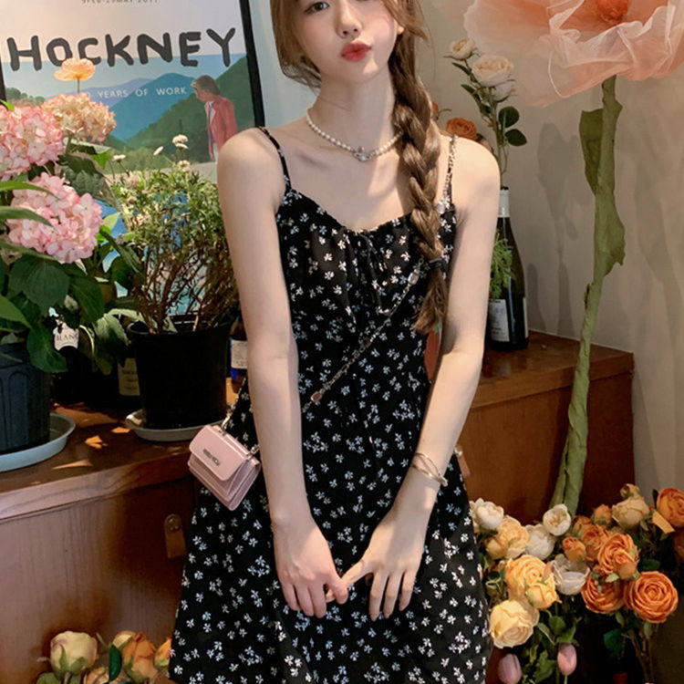 高端法式黑色碎花吊带连衣裙女夏季2026新款小个子收腰雪纺短裙子