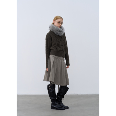 牛角扣毛领绞花纹毛衣开衫