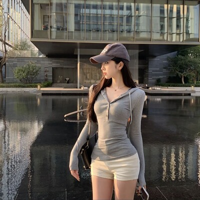 有货春款简约美式辣妹修身显身材半开扣连帽卫衣收腰内搭长袖上衣