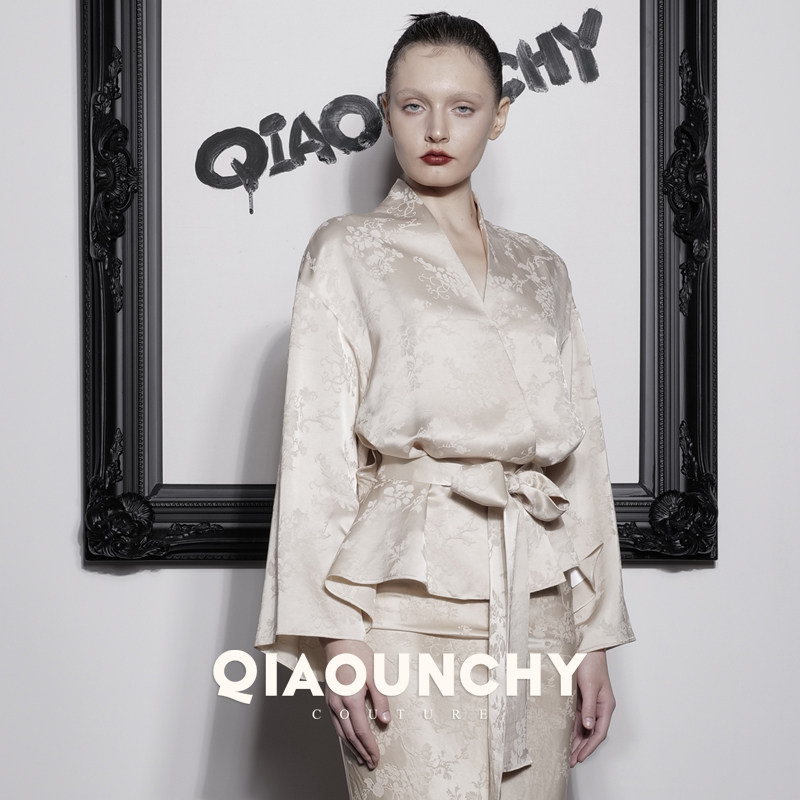 苏杭丝绸 QIAOUNCHY俏云曦｜杏色暗纹提花中式系带上衣修身半身裙