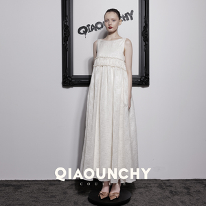 白月光 QIAOUNCHY俏云曦｜黛蓝色杏色浮雕提花一字领无袖连衣裙