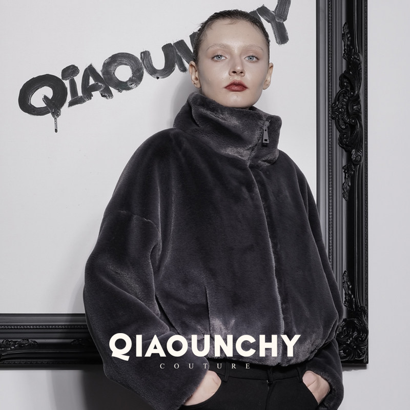 温暖的兔子 QIAOUNCHY俏云曦  25冬深灰色软糯兔毛高领松身短外套