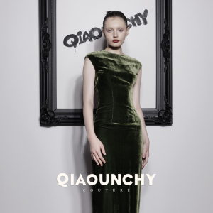 法式优雅 QIAOUNCHY俏云曦｜橄榄绿真丝丝绒法式抹袖修身连衣裙