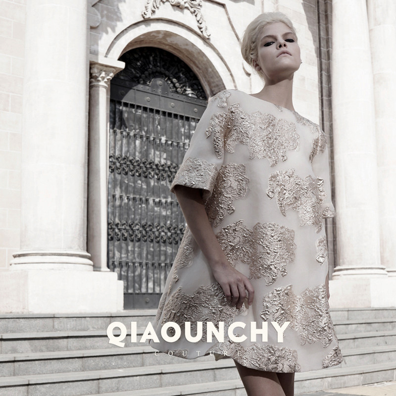 欧洲金属丝提花 QIAOUNCHY俏云曦｜杏色法式中袖A摆蝴蝶结连衣裙