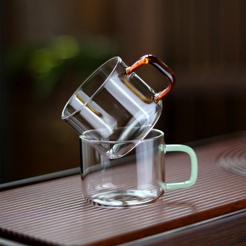 两只装彩色手柄品茗杯玻璃小茶杯