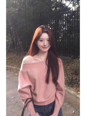 韩系粉色不规则斜肩毛衣女秋冬季新款高级感初冬穿搭露肩针织上衣