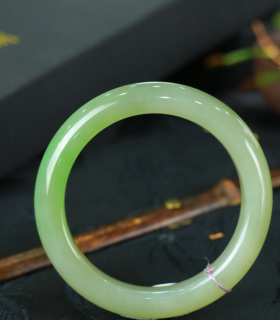 安道子新疆青白玉镯苹果绿山料