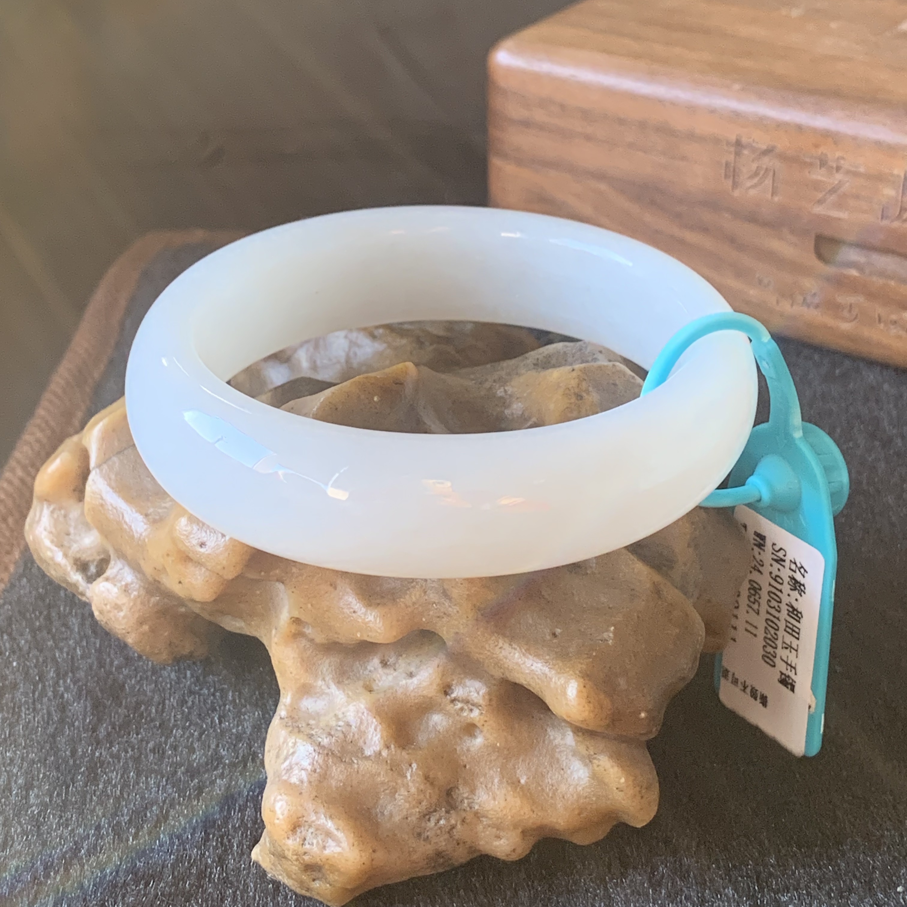 天然和田玉宽条手镯女款新疆白玉