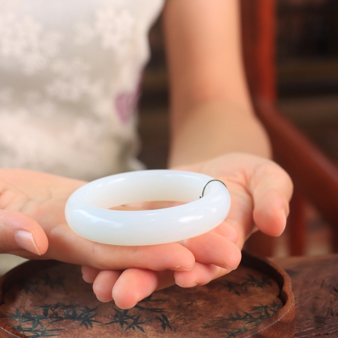 天然和田玉手镯女款油性好无裂