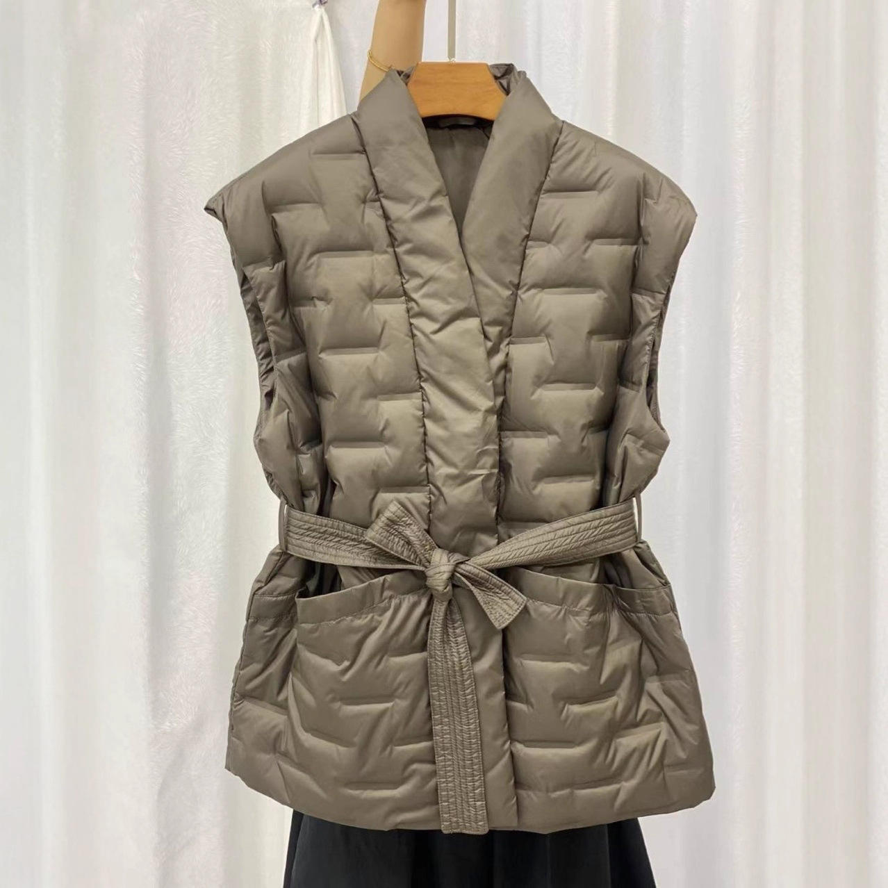 秋冬背心压胶白鸭绒羽绒服女短款马甲收腰系腰带修身外套涤纶