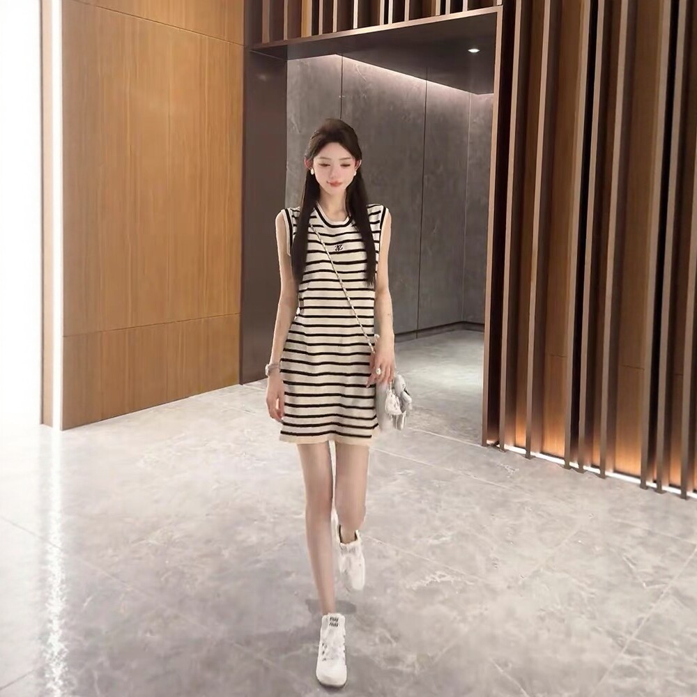 韩系慵懒风条纹背心连衣裙