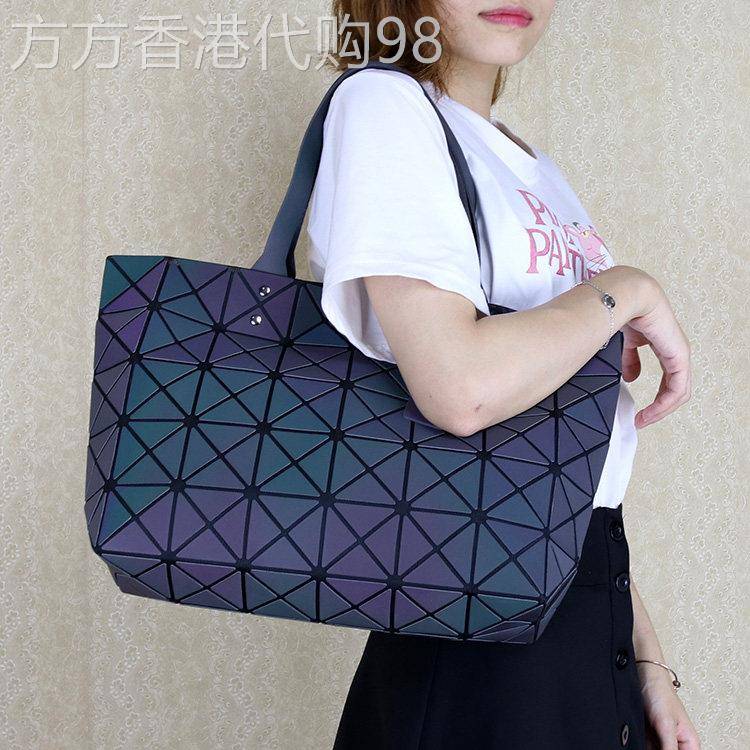 日本代购新款几何图案包包菱形手提包女三角片折叠炫彩变色单肩包