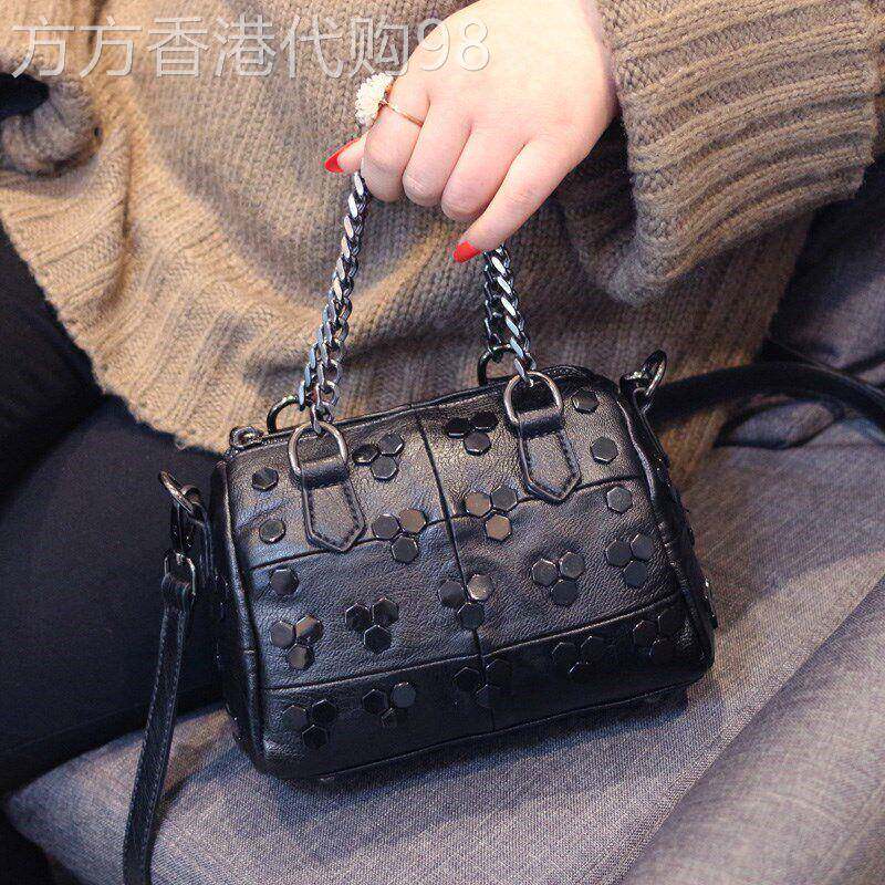 新加坡轻奢品牌女包迷你单肩斜挎手提枕头包潮韩版百搭铆钉小方包