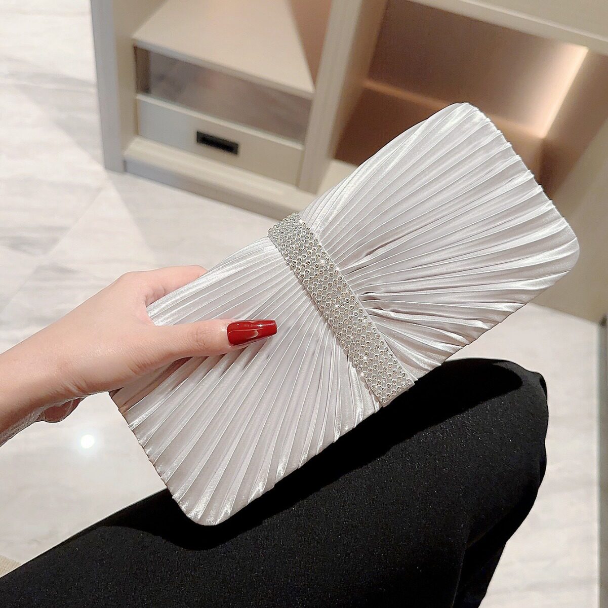 潮牌韩版晚宴褶皱镶钻高级感手拿包晚装包礼服手包女士婚礼女包图片