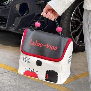 Big house, hand-held mommy bag, outdoor baby walking mommy