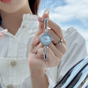 金米欧手表女2024新款女士轻奢小众女式精致小巧手链表防水小表盘