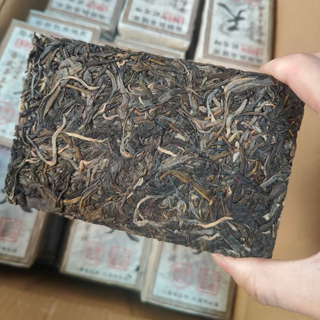 昆明干仓生茶尾货清仓特价2005年易武茶砖250克