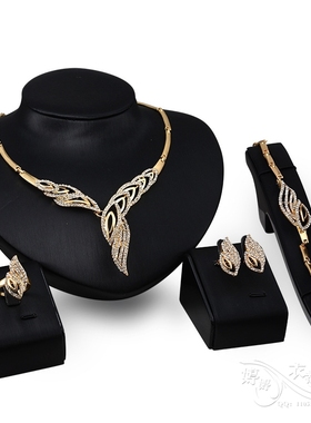 CrystalMewomenNeckEin