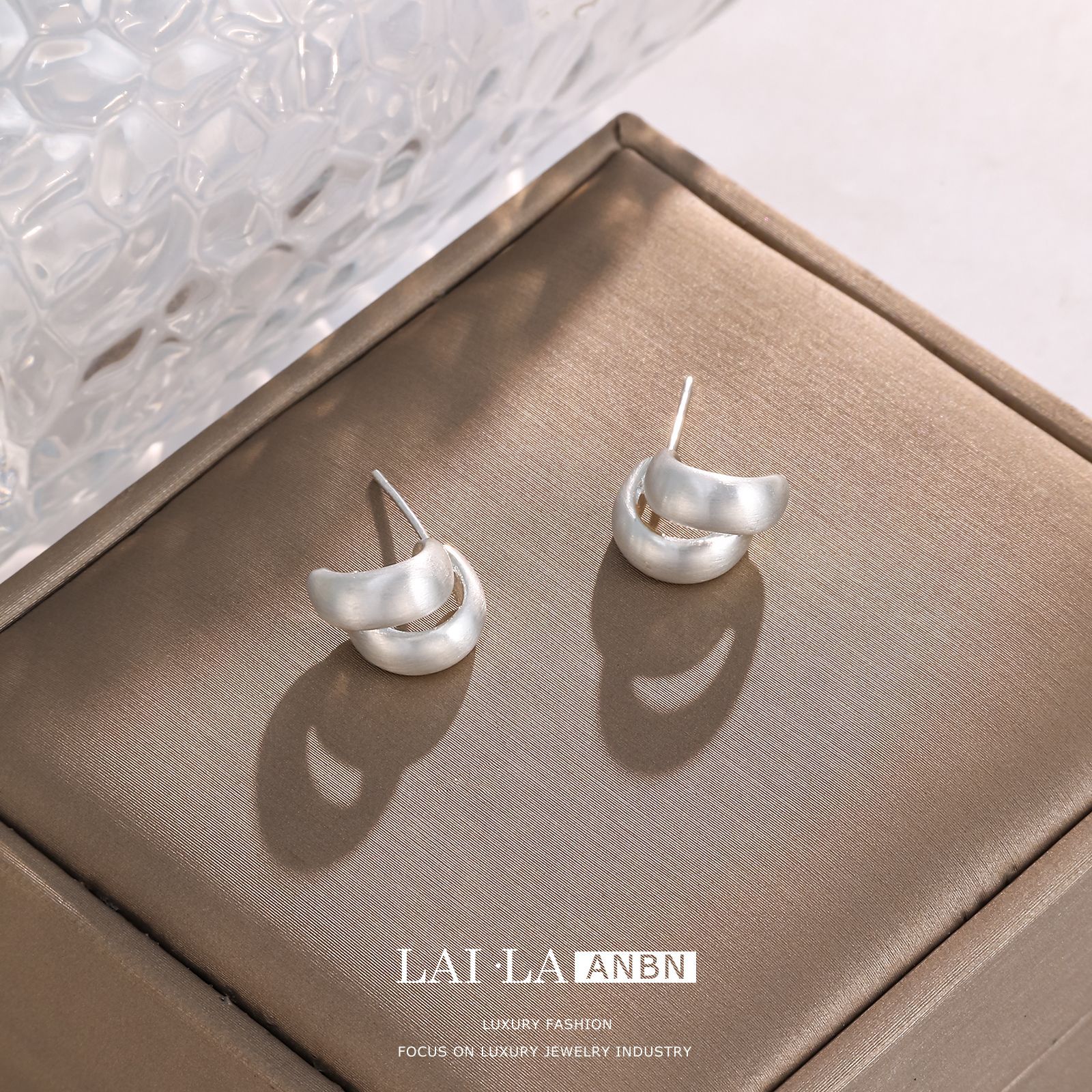 s925银针小众设计拉丝金属交错感耳环ins冷淡风耳钉短款潮人