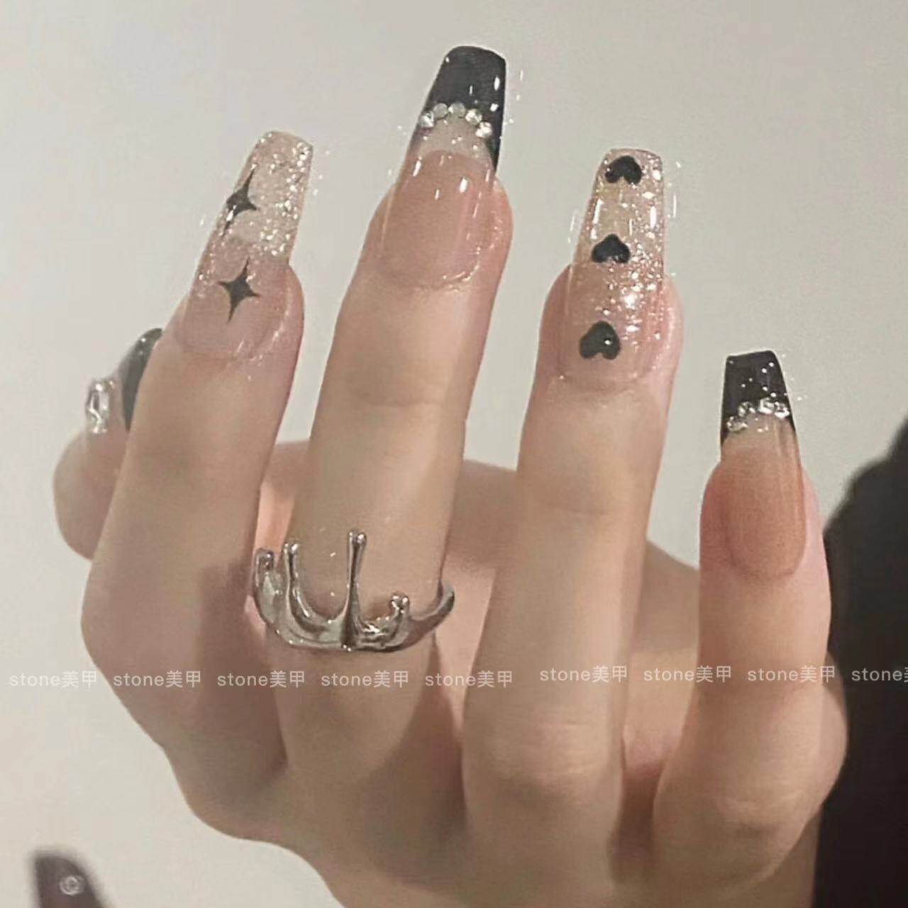 辣妹黑色爆闪美甲爱心链条
