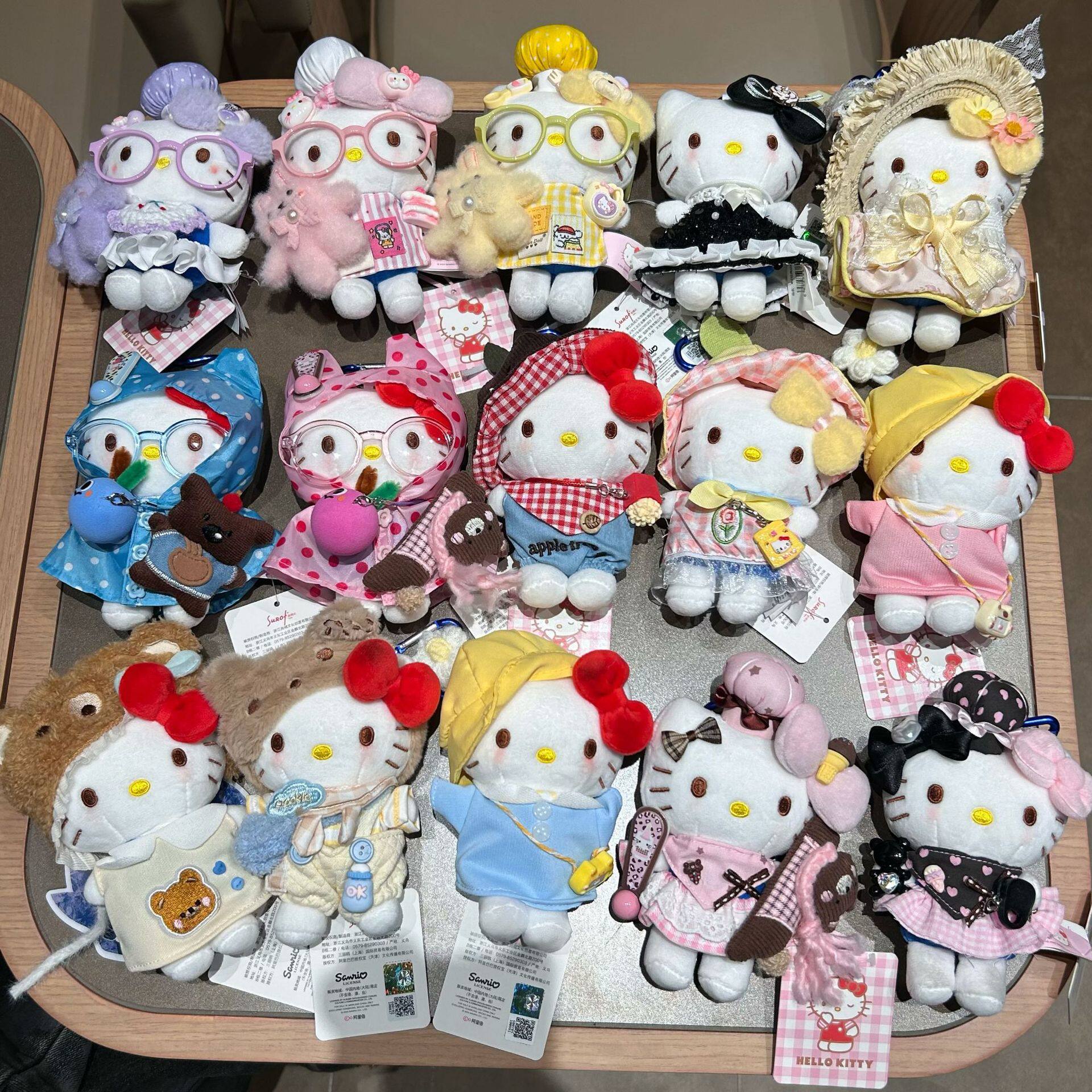 正版hellokitty包挂件三丽鸥挂饰生日礼物毛绒公仔KT猫玩偶钥匙扣